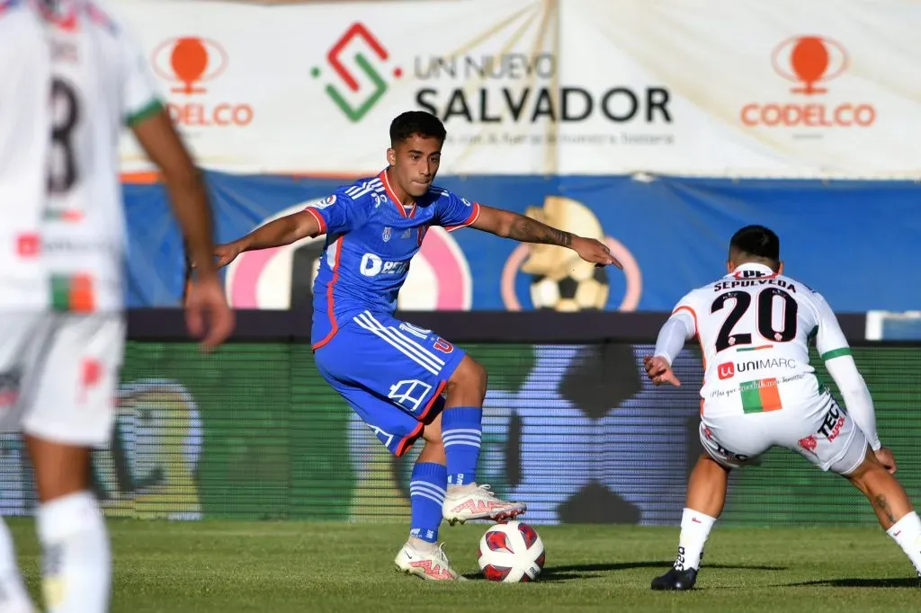 Lucas Assadi en acción durante el duelo que la U perdió ante Cobresal. (Alejandro Pizarro Ubilla/Photosport).