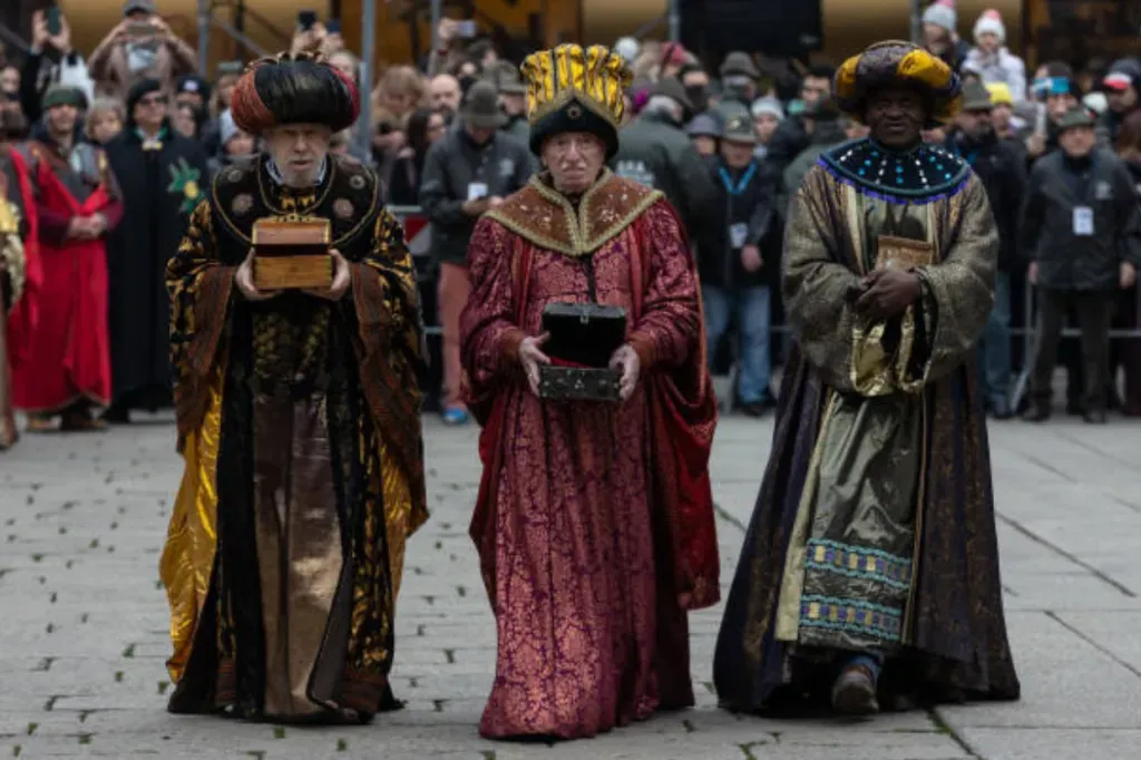 Hombres representando a los Reyes Magos en Europa (Getty Images)