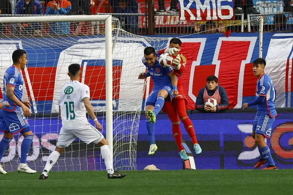 Ambos resistidos jugadores terminaron como titulares en U. de Chile. Foto: Marcelo Hernandez/Photosport