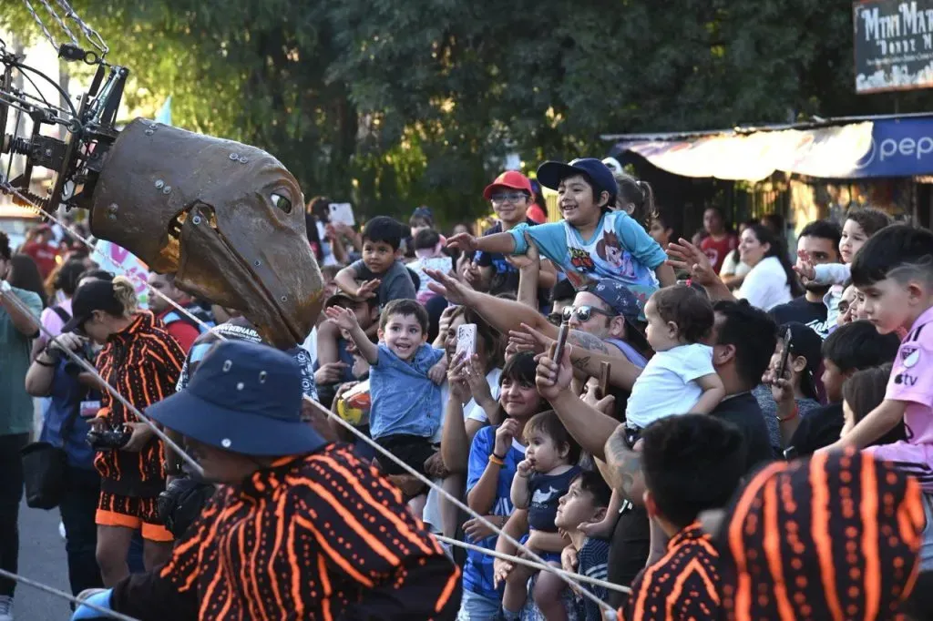 “La Pichintún”, un tiranosaurio descubierto en La Patagonia recorre las calles de Alpes con Balmaceda, en San Bernardo | Teatro a Mil