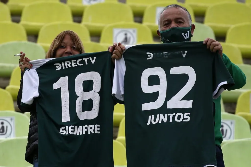 Hinchas de Santiago Wanderers en partido contra Deportes La Serena, 2021 (Photosport)