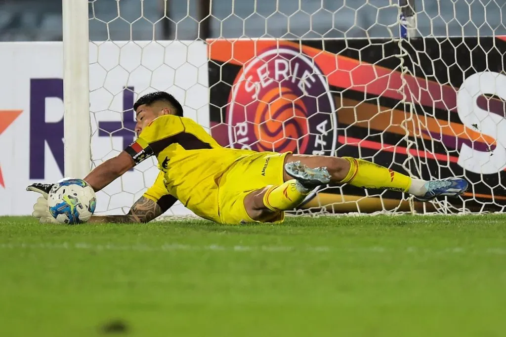 Brayan Cortés contuvo un penal en triunfo de Colo Colo a Rosario Central (Photosport)