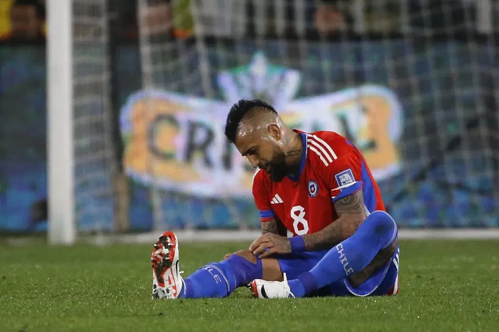 Vidal se lesionó la rodilla derecha jugando para Chile contra Colombia en las eliminatorias