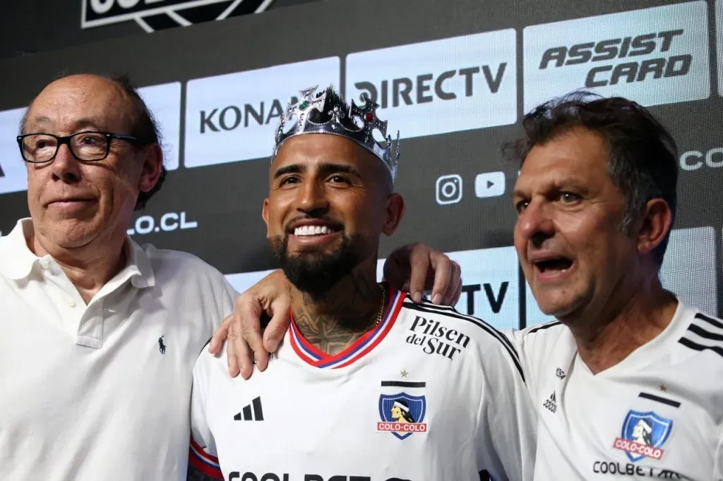 Aníbal Mosa y Alfredo Stöhwing en la presentación de Arturo Vidal en Colo Colo (Photosport)