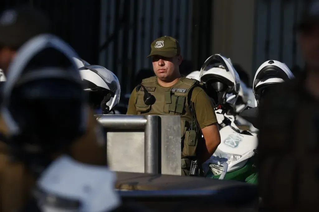 Santiago, 1 de febrero de 2024
Carabineros son fotografiados  durante el anuncio de fortalecimiento de medidas de control del Plan Calles Sin Violencia. La actividad se desarrolla en el frontis de la Estacion Central.

Dragomir Yankovic/Aton Chile