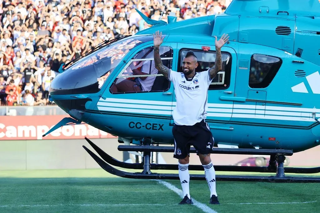 Arturo Vidal se baja del helicóptero en el estadio Monumental. Foto: Marcelo Hernandez/Photosport