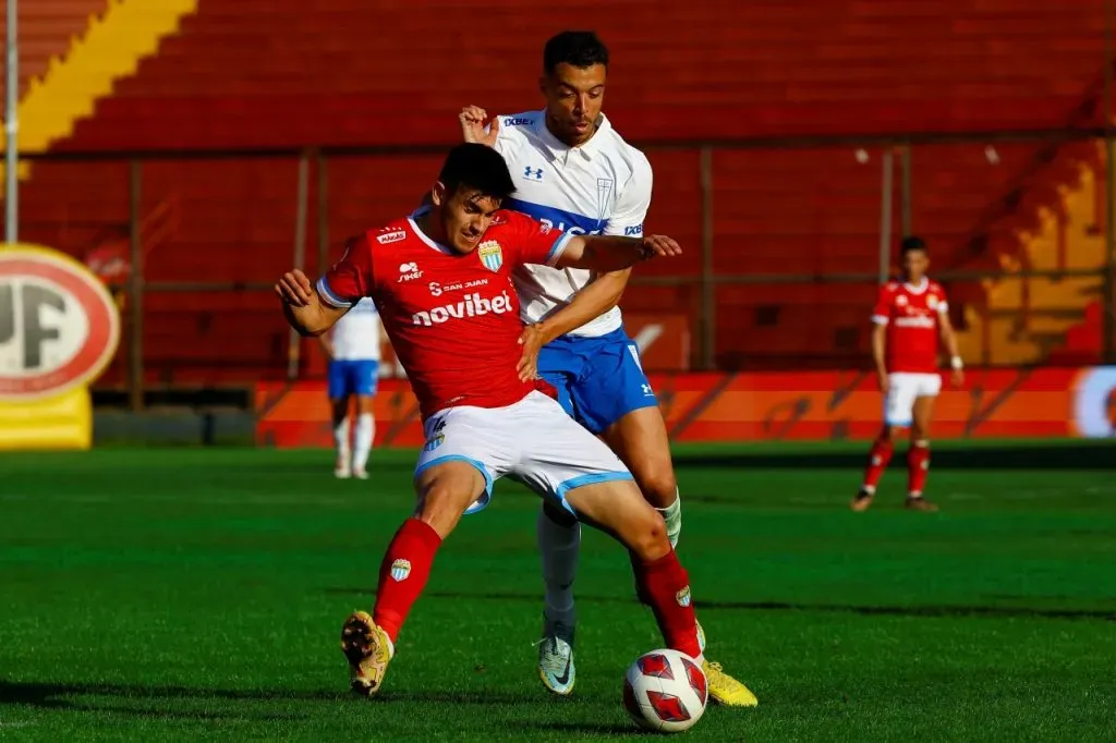 Matías Vásquez, en acción con Magallanes ante la UC de Núñez (Photosport)