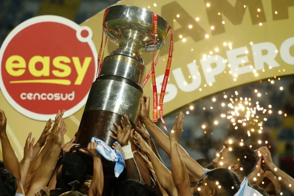 Colo Colo y Huachipato disputan el trofeo de Supercopa 2024.