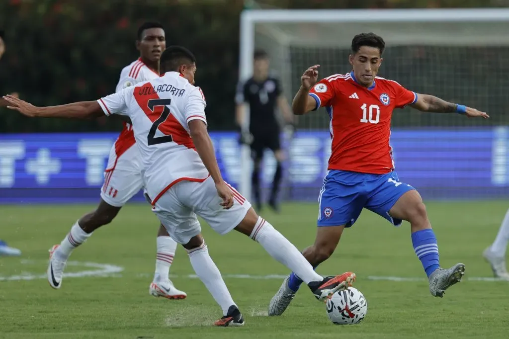 Ricardo Gareca hace un seguimiento de Lucas Assadi. Foto: Jesus Vargas/Photosport