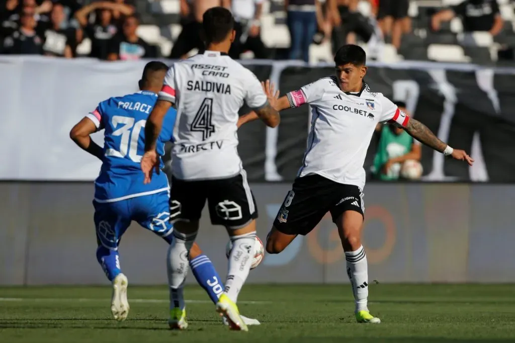 Esteban Pavez no pudo evitar derrota de Colo Colo en el Superclásico (Photosport)