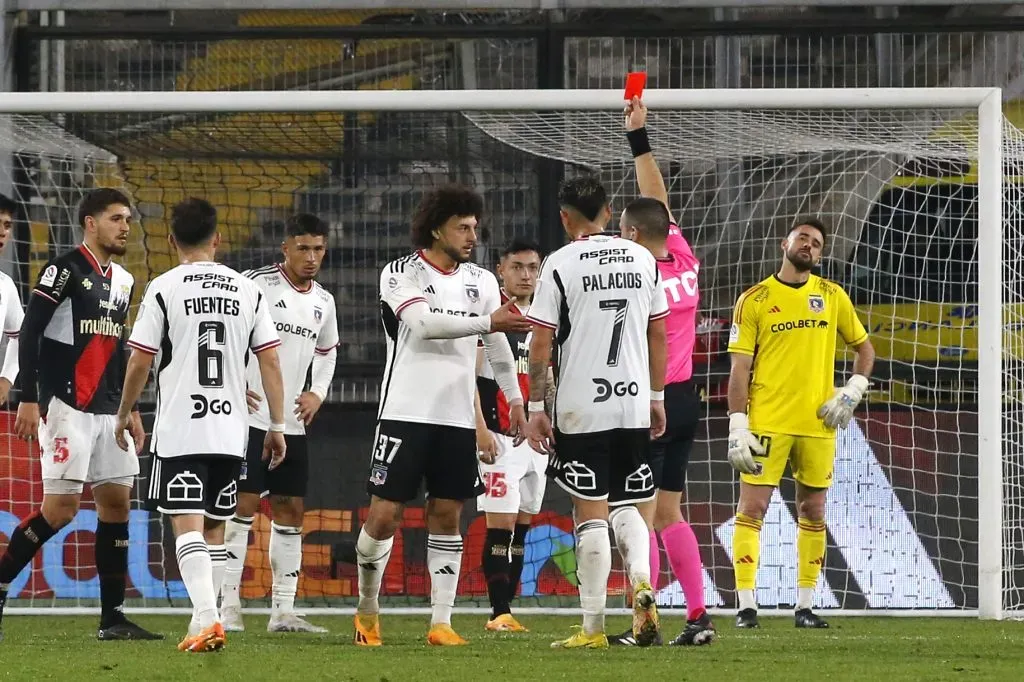 Falcón le da la mano al árbitro tras ser expulsado ante Curicó | Photosport