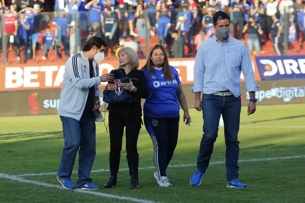 La familia pone en duda su asistencia a otro homenaje de la U. Foto: Marcelo Hernandez/Photosport