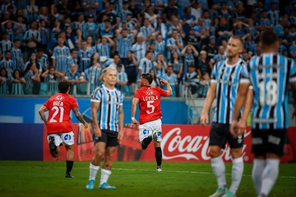 Loyola celebra su gol ante Gremio mientras Soteldo mira compungido. Foto: Huachipato