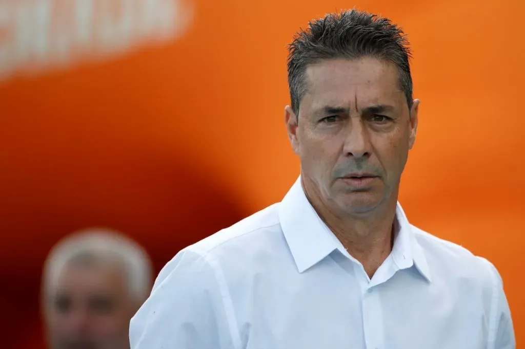 Héctor Almandoz asoma para ser el nuevo entrenador de Curicó Unido (Photosport)