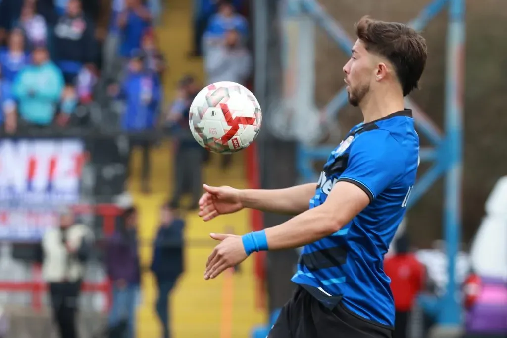 Otra imagen de Felipe Loyola en acción por Huachipato. (Eduardo Fortes/Photosport).