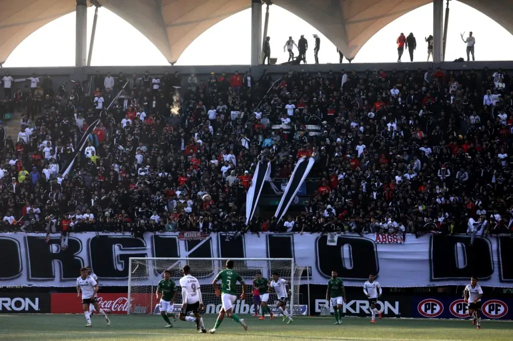 Los hinchas de Colo Colo provocaron daños al Estadio Bicentenario de La Florida (Photosport)