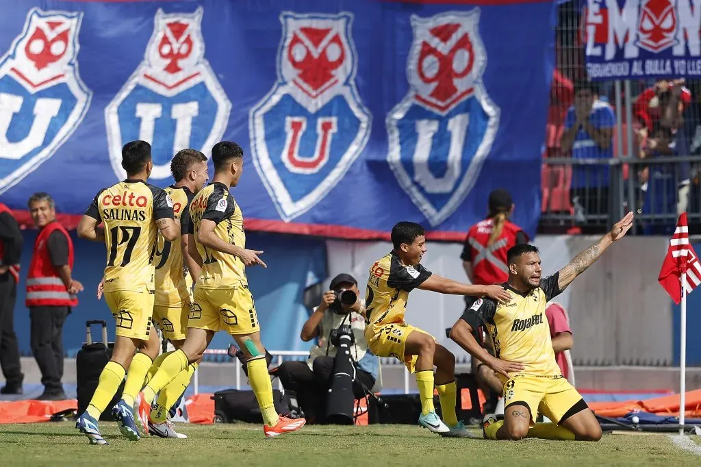 Andrés Chávez festejó el empate 2-2 que Coquimbo Unido rescató ante la U. (Pepe Alvujar/Photosport).