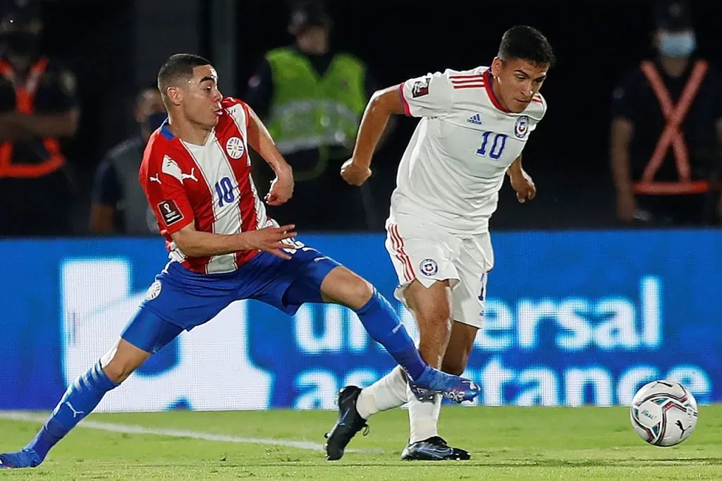 Miguel Almirón enfrentando con Paraguay a Chile y Marcelino Núñez (Photosport)