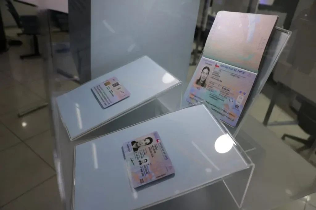 Nuevas versiones del carnet y pasaporte sobre una mesa