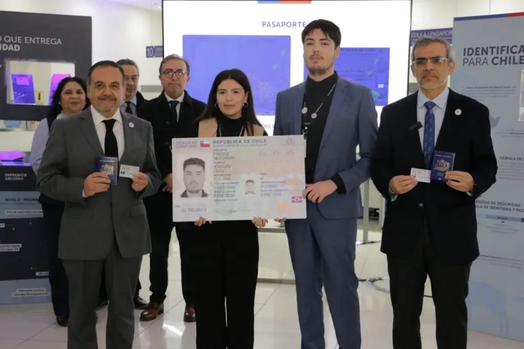 Autoridades sostienen el nuevo carnet y pasaporte