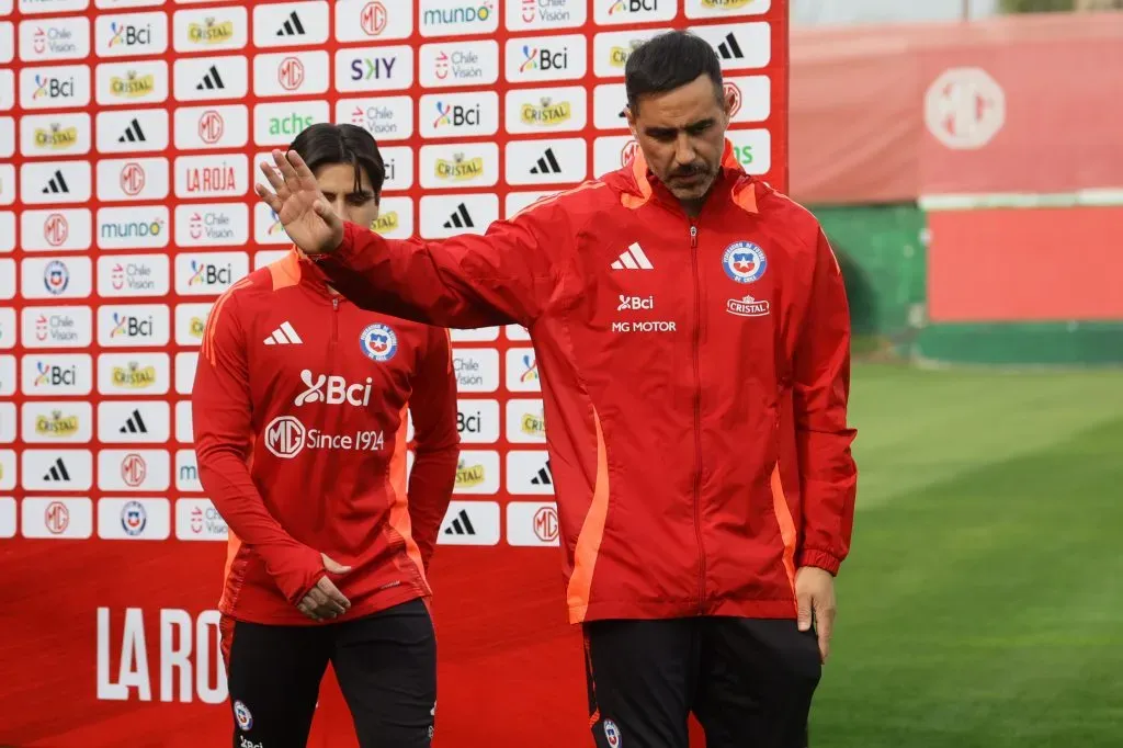 Claudio Bravo y Víctor Dávila atendieron a los medios en Juan Pinto Durán. (Karin Pozo/Photosport).