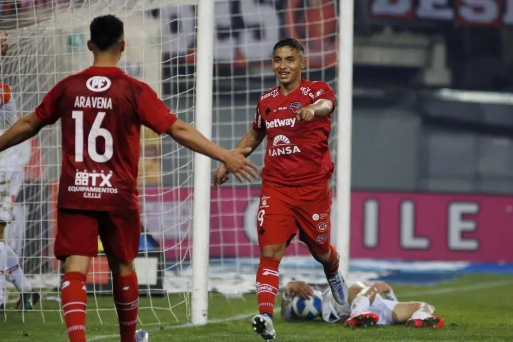 Nicolás Guerra fue dirigido por Jaime García con Ñublense en 2021 y 2022 (Photosport)