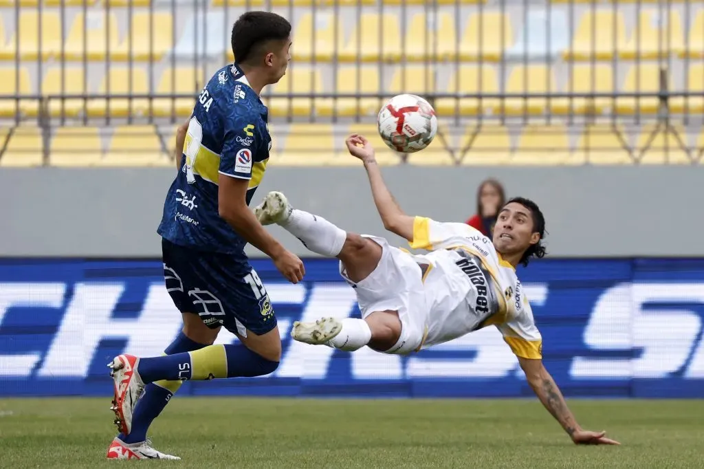 Luciano Cabral tiene a Coquimbo Unido y Everton en guerra. Colo Colo los mira de lejos para ir a dar el golpe. Foto: Photosport.