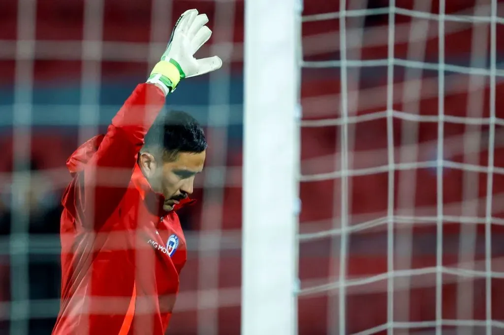 Claudio Bravo puede perder al preparador de arqueros de La Roja para Copa América (Photosport)