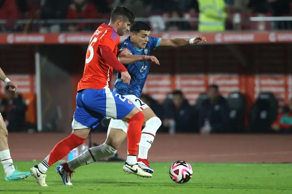 El defensor sumó minutos en el amistoso contra Paraguay. Foto: Jonnathan Oyarzun/Photosport