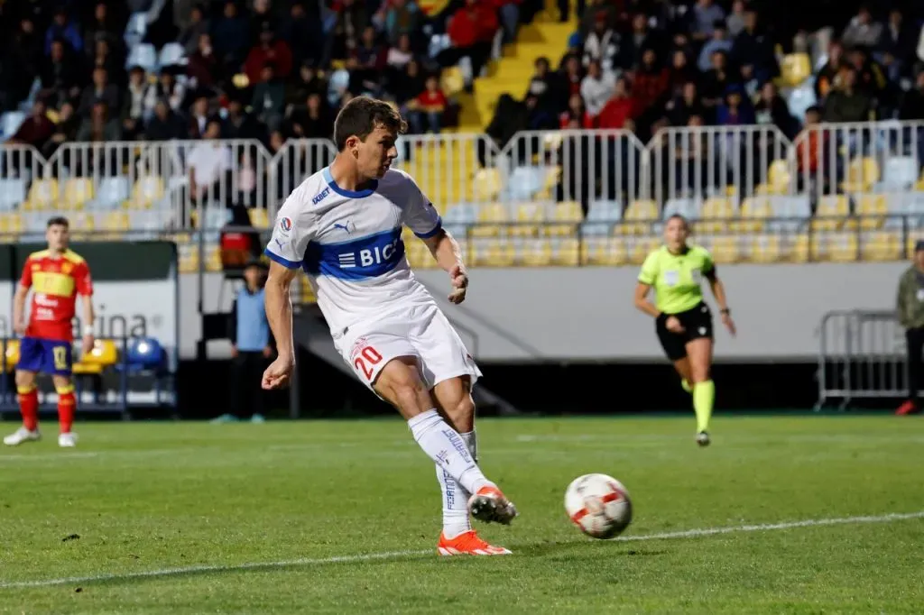 Gonzalo Tapia, la figura en el triunfo de Católica a Glorias Navales por Copa Chile (Photosport)