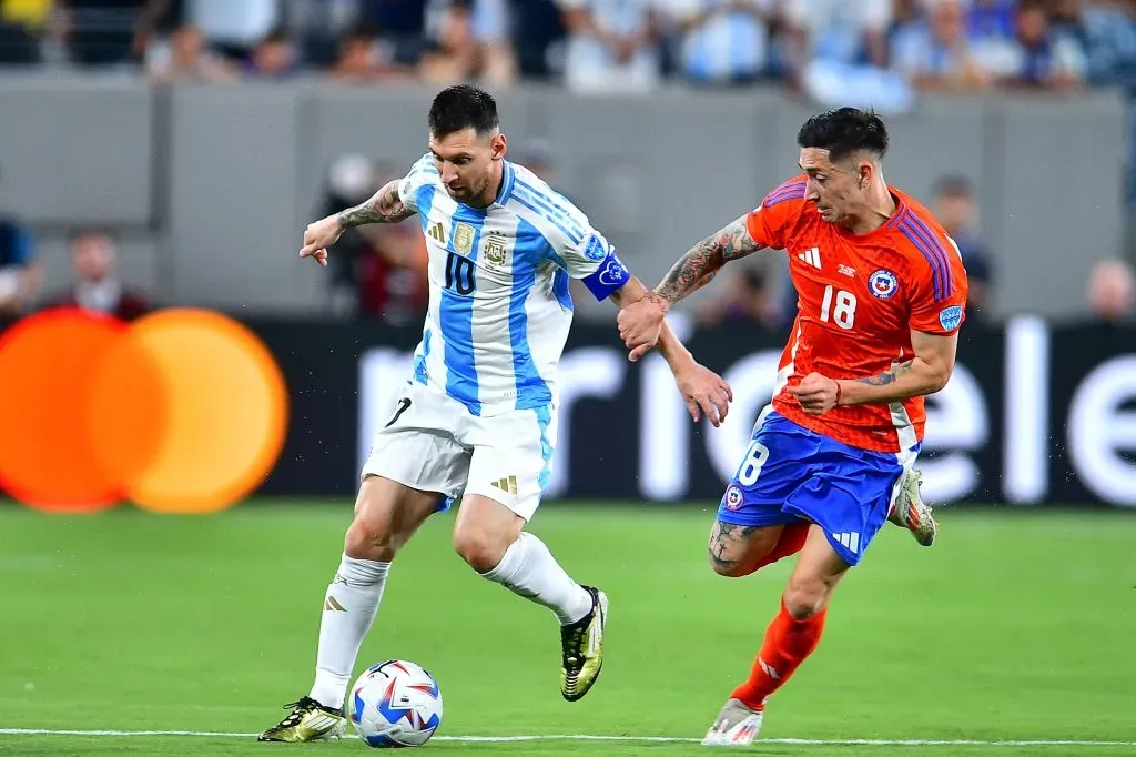 Echeverría y Lionel Messi tuvieron varios duelos. (Adrian Macias/Mexsport/Photosport)