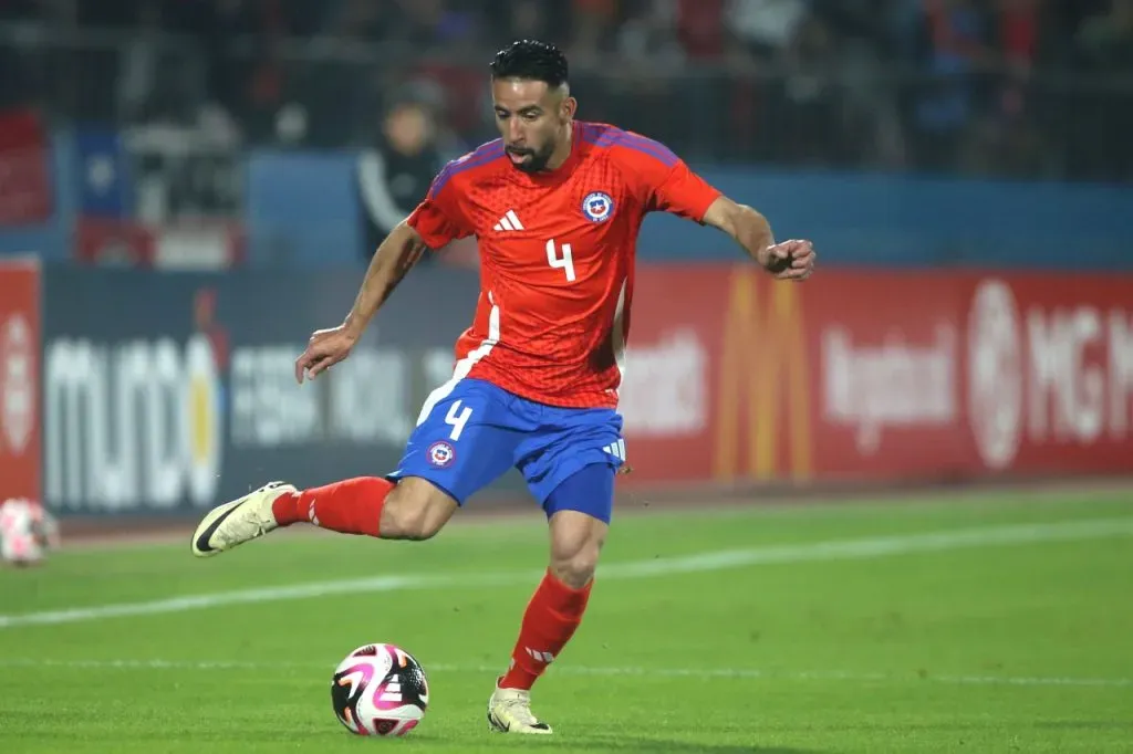 Mauricio Isla alcanza a Arturo Vidal en cantidad de partidos con La Roja, con 142 cada uno (Photosport)