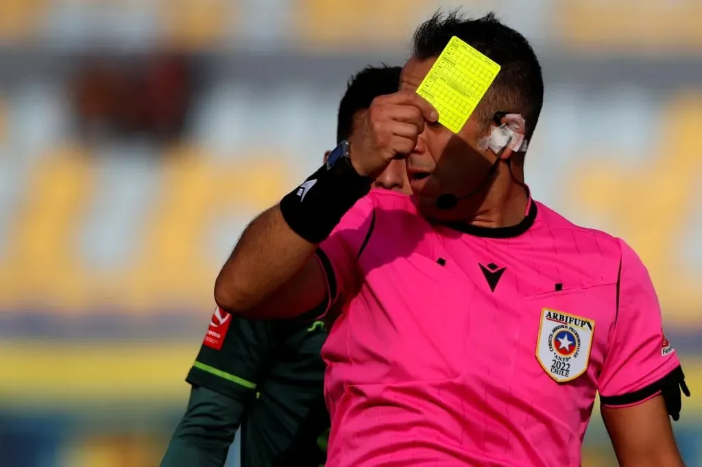 Las tarjetas amarillas, un fenómeno en aumento del fútbol chileno (Photosport)