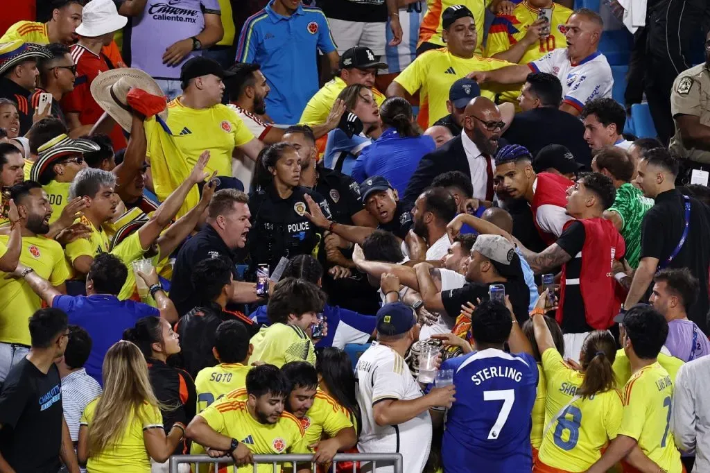Parte de la pelea entre jugadores de Uruguay e hinchas de Colombia (Getty Images)