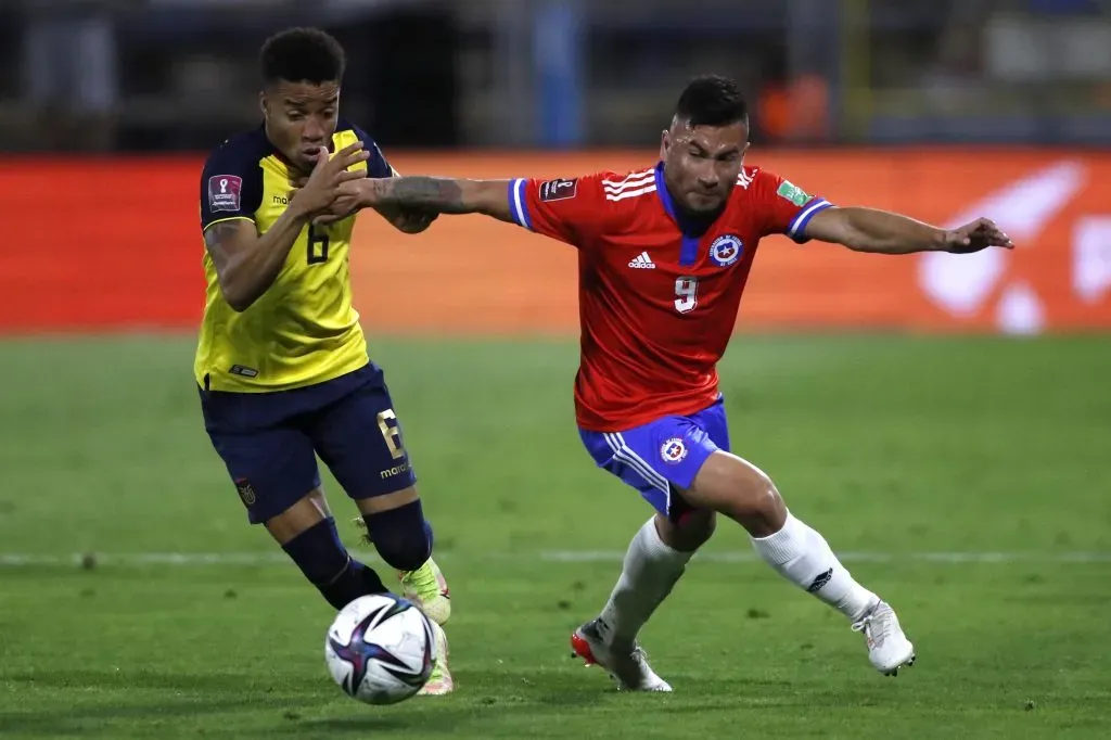 Byron Castillo jugando por Ecuador ante Chile, a pesar de ser colombiano