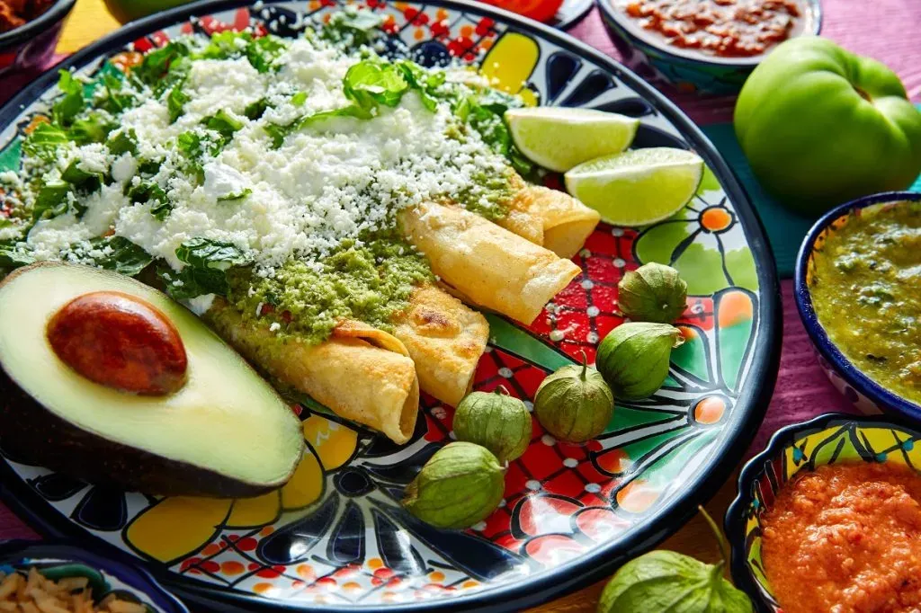 Enchiladas conguacamole, queso y limón