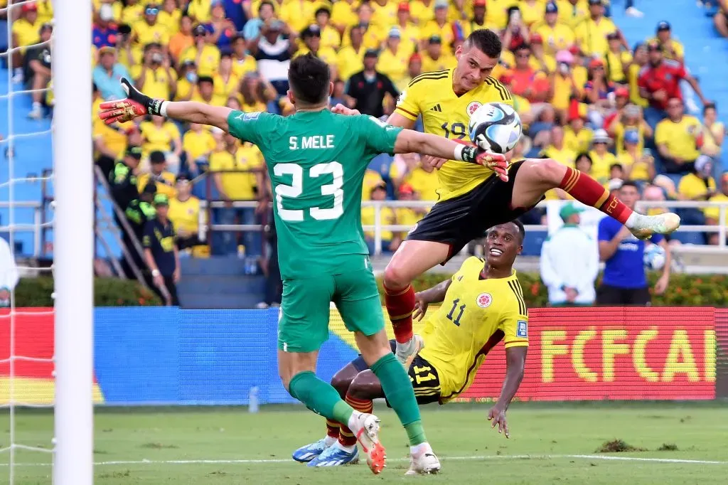 Santiago Mele jugó ante Colombia en las Eliminatorias 2026. (Gabriel Aponte/Getty Images).