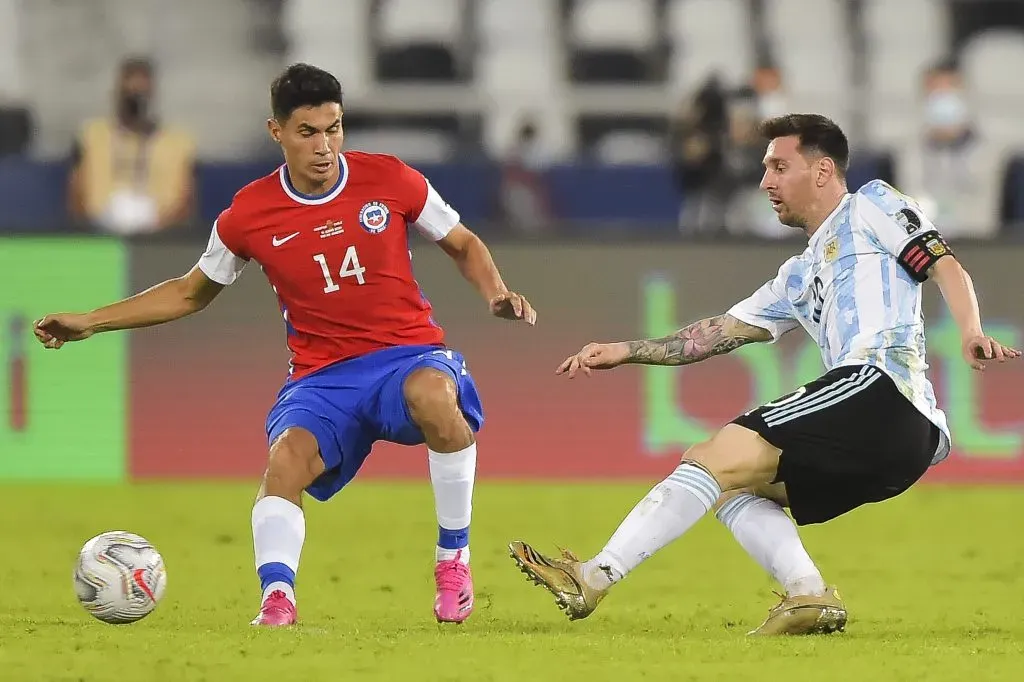 Pablo Galdames en acción ante Lionel Messi en la Copa América 2021. (Thiago Ribeiro/AGIF/Photosport).