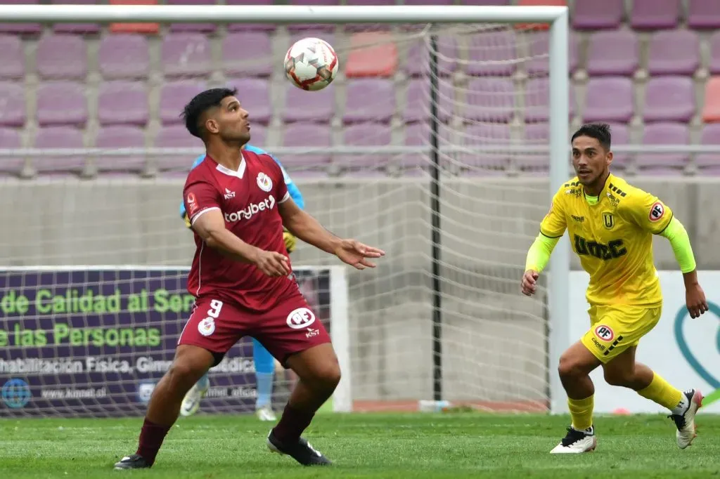 Lionel Altamirano en acción frente a la UdeC, uno de sus ex clubes en Chile. (Alejandro Pizarro/Photosport).