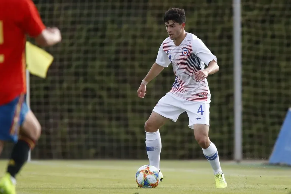 Cristián Riquelme en acción durante un torneo internacional con la Roja Sub 17. (Andres Pina/Photosport).