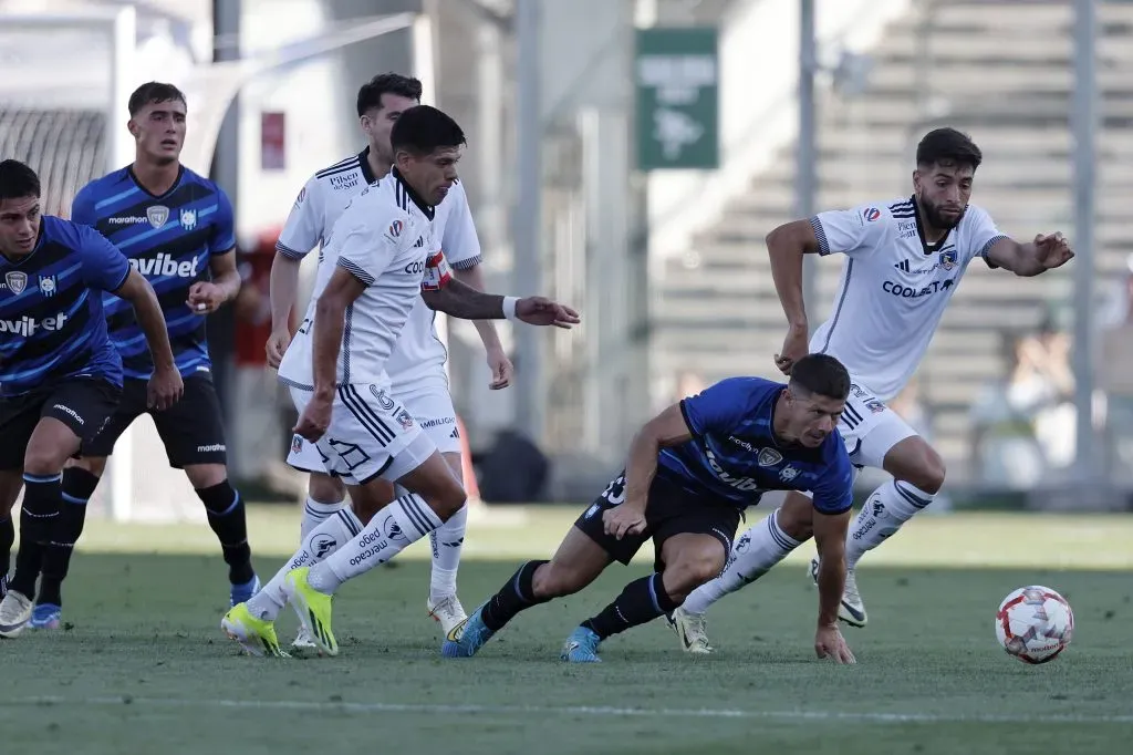 Colo Colo y Huachipato no tienen para cuándo jugar sus ahora dos partidos pendientes. Foto: Photosport.