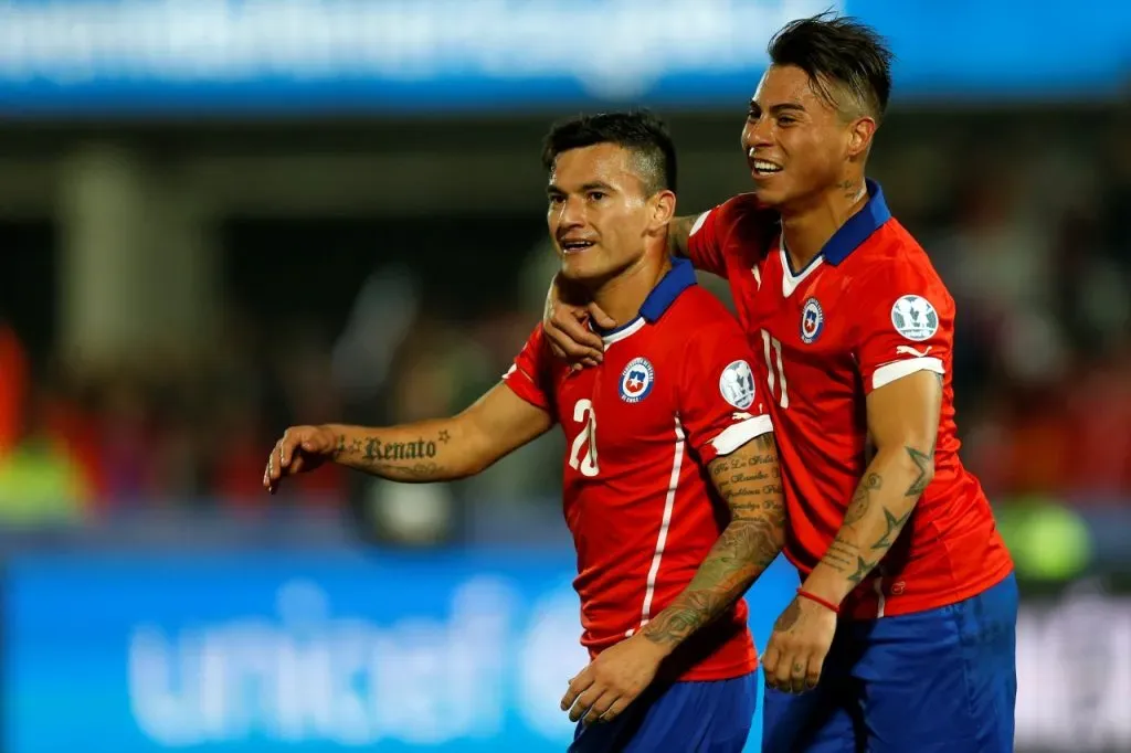 Charles Aránguiz y Eduardo Vargas, campeones en la U y la Selección (Photosport)