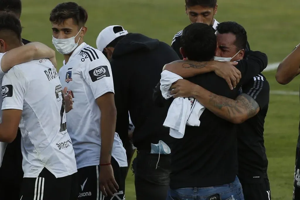 Jeyson Rojas y Pablo Solari cerca del abrazo entre Paredes y Barroso. (Luis Hidalgo/Photosport).