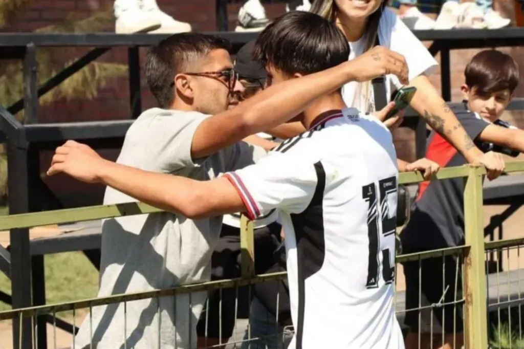 Ramón Fernández viendo a su hijo en la Sub15 de Colo Colo. | Foto: Sentimiento Popular.