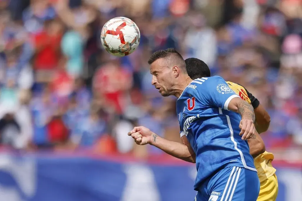 Luciano Pons es la gran carta de U de Chile en el Superclásico. Foto: Pepe Alvujar/Photosport