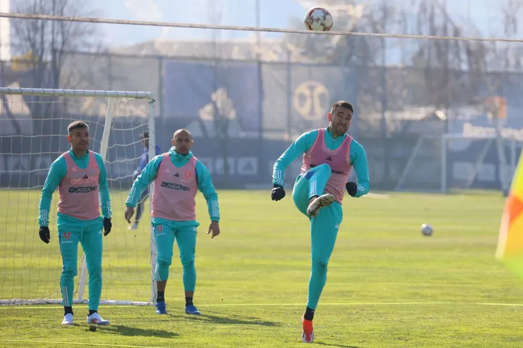 Marcelo Díaz se prepara con Charles Aránguiz para el Superclásico. Foto:  Dragomir Yankovic/Photosport