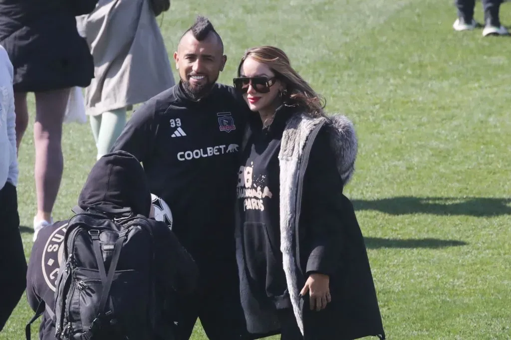 Sonia Isaza y Vidal en el arengazo de Colo Colo. (Foto: Photosport)