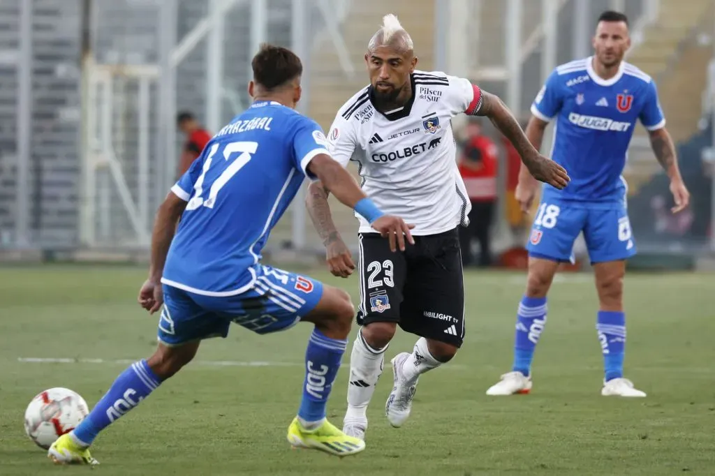 Johnny Herrera se declara súbdito del Rey Arturo, aunque sea colocolino y pone a Vidal en un altar. (Foto: Photosport)