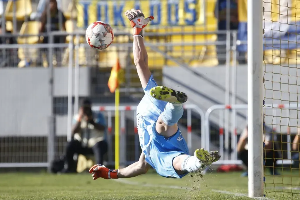 Nacho González le tapa el penal a Zampedri.