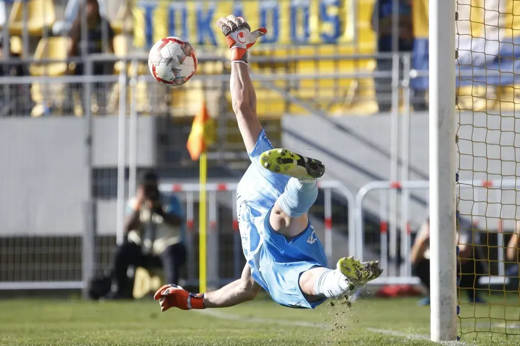 Tapadón: Nacho González y tapadón a Zampedri en el penal.